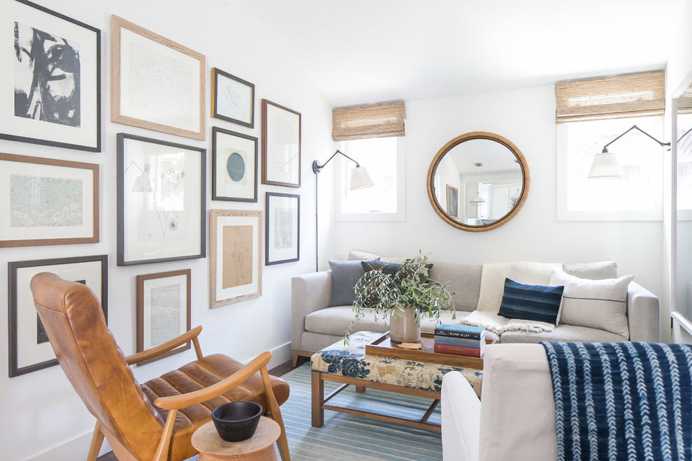 Kleines, Fernseherloses, Offenes Country Wohnzimmer mit weißer Wandfarbe in Orange County