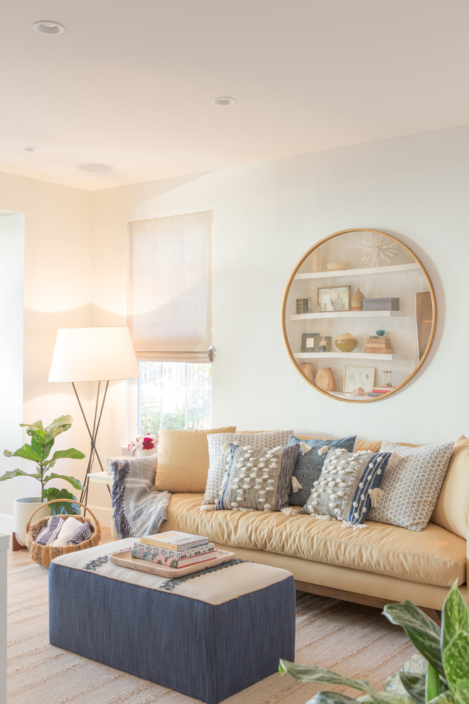 Idee per un soggiorno stile marinaro con pareti bianche e pavimento beige