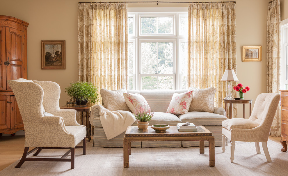 Ispirazione per un soggiorno classico di medie dimensioni e chiuso con sala formale, pareti beige e parquet chiaro