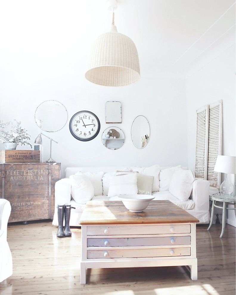 Idéer för att renovera ett shabby chic-inspirerat vardagsrum, med vita väggar och ljust trägolv