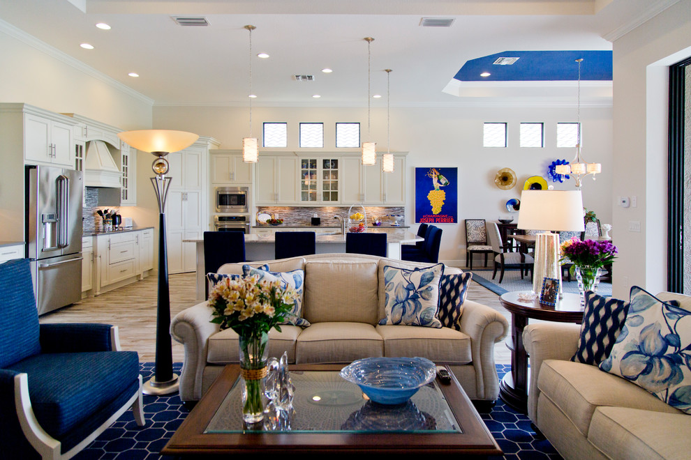 Свежая идея для дизайна: большая парадная, открытая гостиная комната в морском стиле с синими стенами, паркетным полом среднего тона, телевизором на стене и коричневым полом - отличное фото интерьера