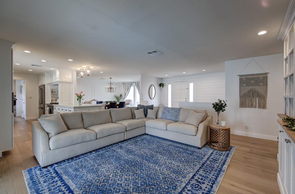 Idee per un soggiorno stile marino di medie dimensioni e aperto con sala formale, pareti bianche e parete attrezzata