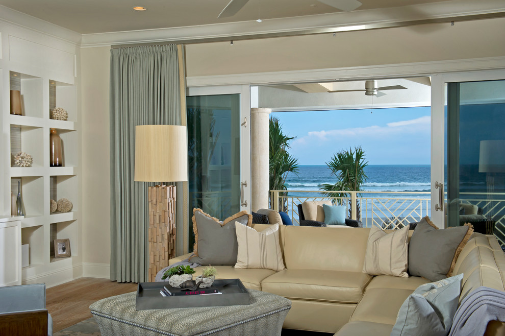 Стильный дизайн: гостиная комната в морском стиле с белыми стенами и красивыми шторами - последний тренд