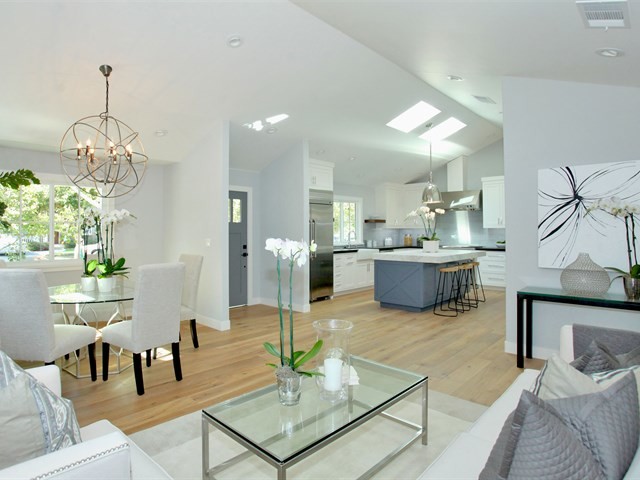 Mittelgroßes, Offenes Landhaus Wohnzimmer mit weißer Wandfarbe und hellem Holzboden in San Francisco