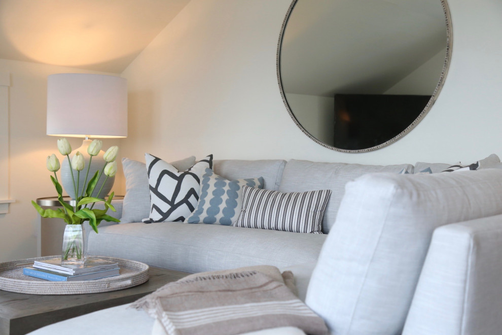 Esempio di un piccolo soggiorno costiero con pareti bianche, TV a parete e pavimento grigio