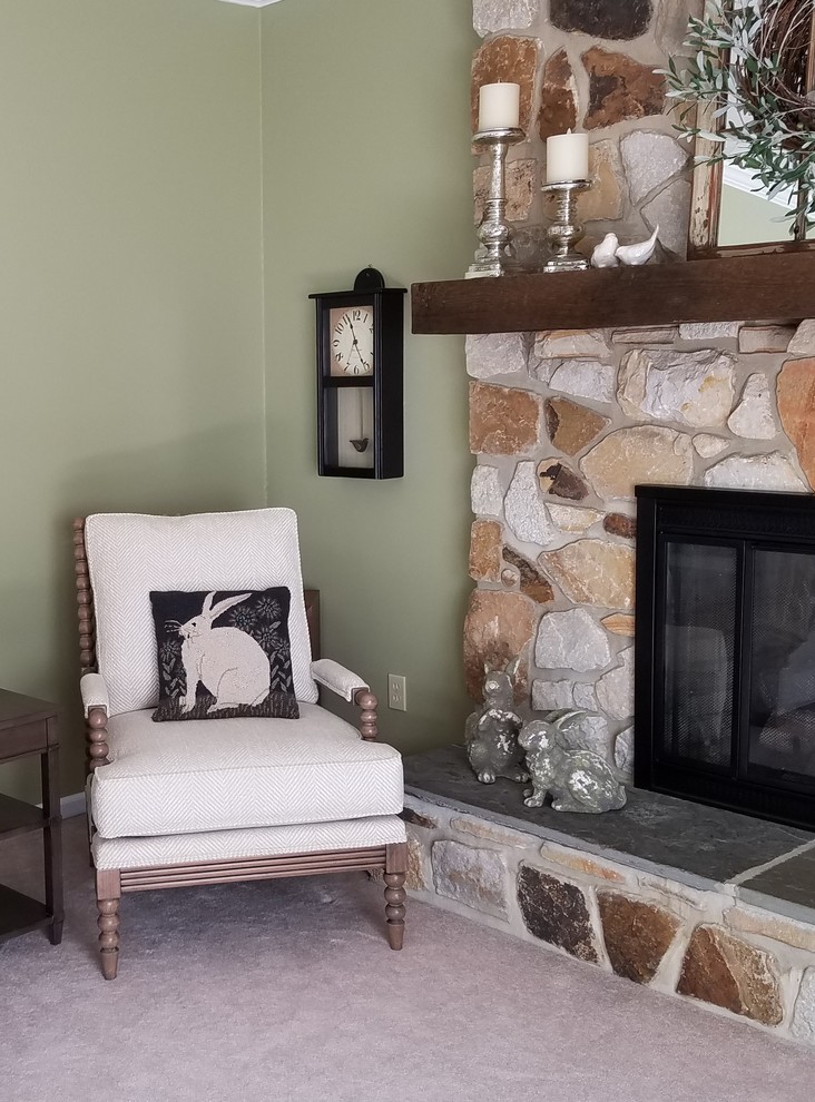 Aménagement d'un petit salon campagne fermé avec un mur vert, moquette, une cheminée standard, un manteau de cheminée en pierre, un téléviseur indépendant et un sol gris.