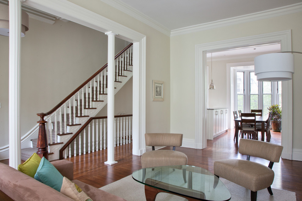 Стильный дизайн: гостиная комната в классическом стиле с бежевыми стенами - последний тренд