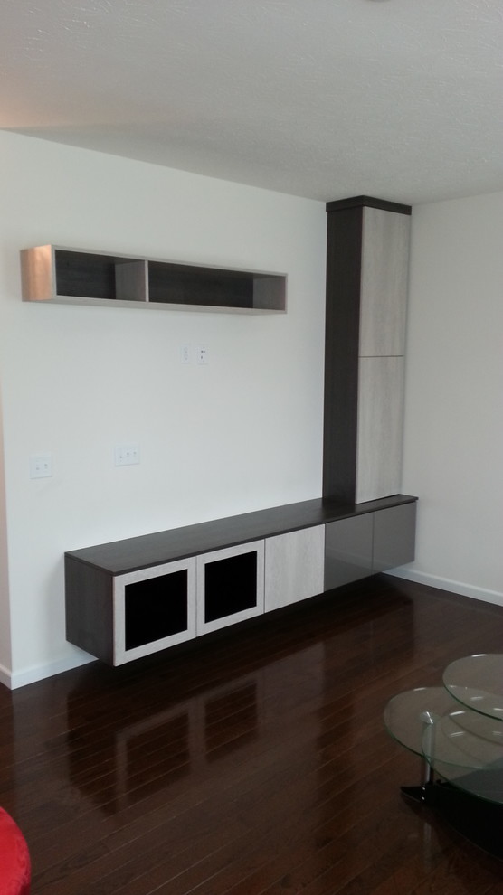 Пример оригинального дизайна: открытая гостиная комната среднего размера в стиле модернизм с белыми стенами, темным паркетным полом и телевизором на стене