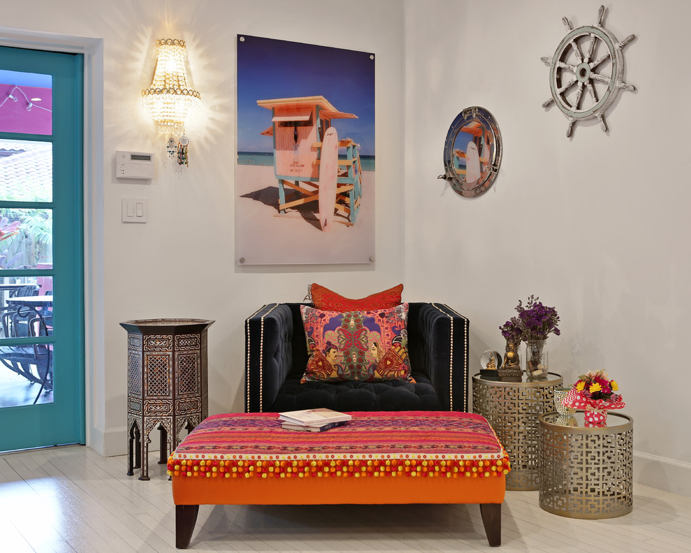 Пример оригинального дизайна: парадная, изолированная гостиная комната среднего размера в средиземноморском стиле с белыми стенами, светлым паркетным полом и бежевым полом без камина, телевизора
