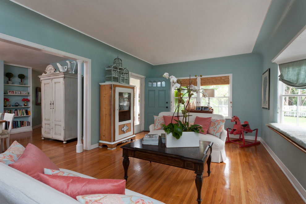 Foto di un soggiorno stile marino chiuso con sala formale, pareti blu, pavimento in legno massello medio, nessun camino e nessuna TV