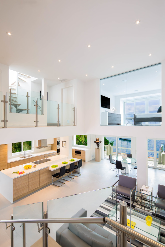 Großes, Fernseherloses, Offenes Modernes Wohnzimmer mit weißer Wandfarbe und Porzellan-Bodenfliesen in Miami