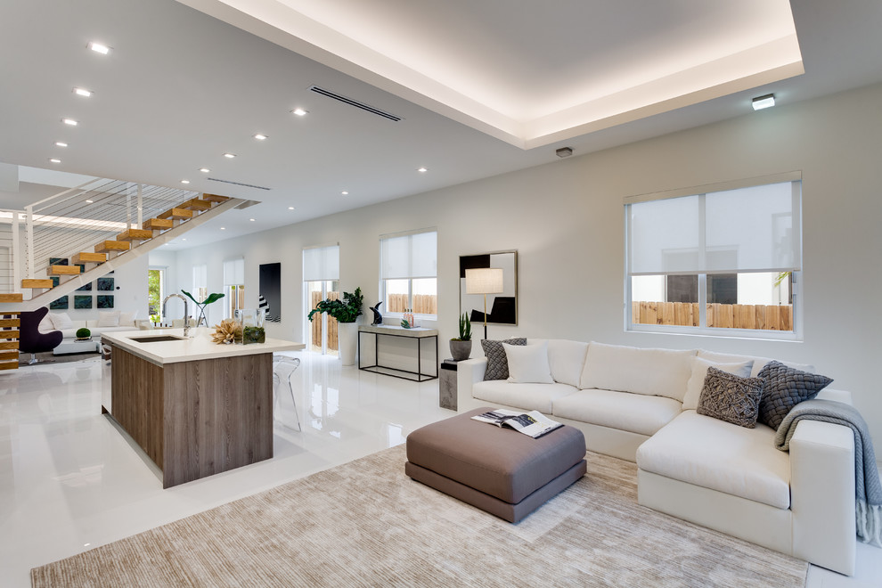 Immagine di un grande soggiorno design aperto con pareti bianche, pavimento con piastrelle in ceramica, nessun camino, TV a parete, pavimento bianco e sala formale