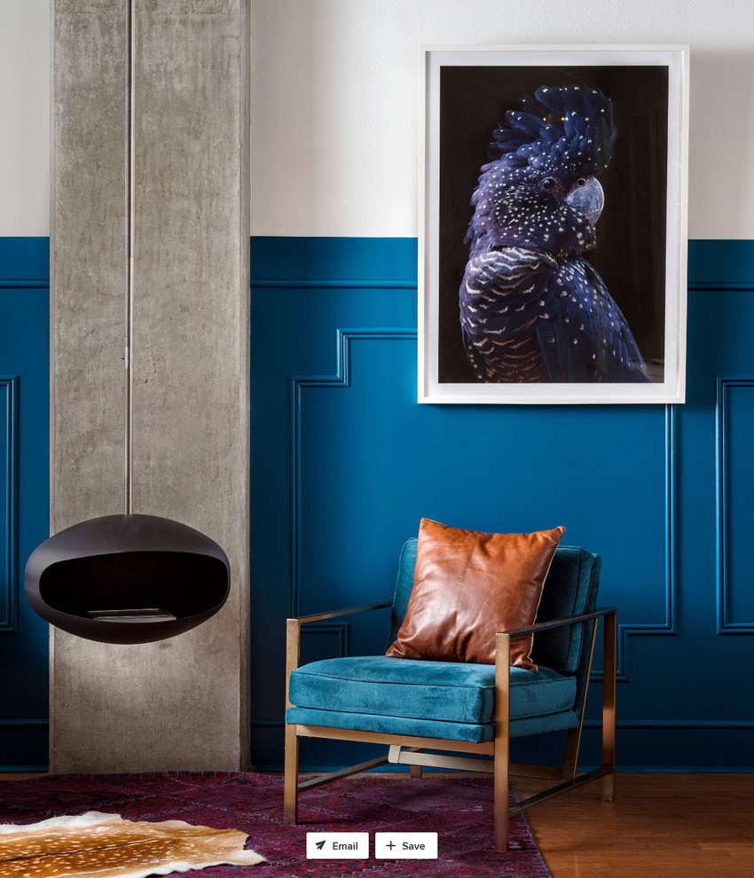 Immagine di un soggiorno minimalista di medie dimensioni e stile loft con sala formale, pareti blu, moquette, camino sospeso, cornice del camino in intonaco, nessuna TV e pavimento marrone