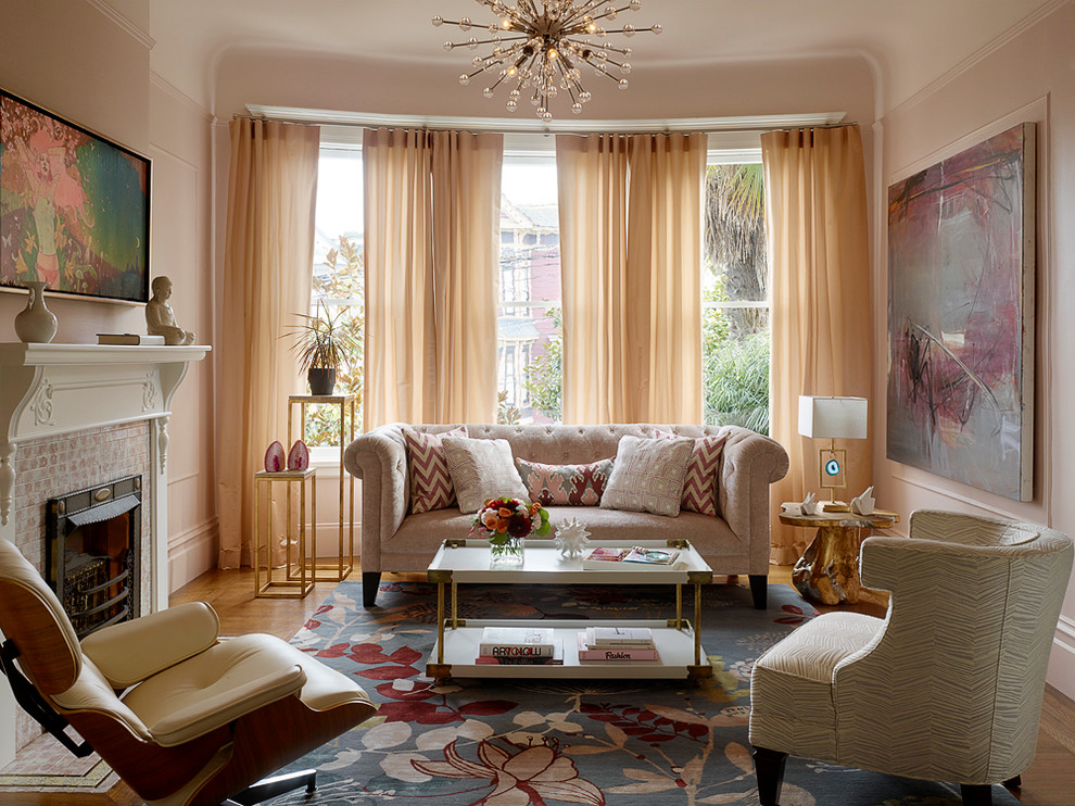 Repräsentatives Klassisches Wohnzimmer mit beiger Wandfarbe, braunem Holzboden, Kamin und Kaminumrandung aus Backstein in Miami