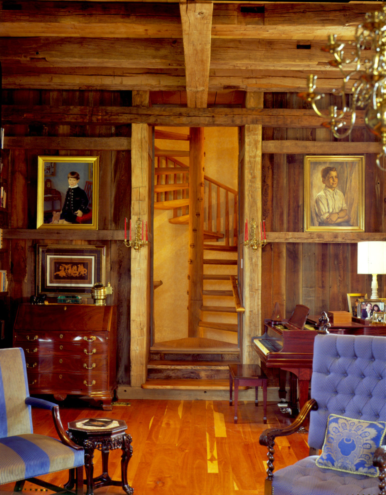 Immagine di un soggiorno di medie dimensioni e aperto con sala della musica e pavimento in legno massello medio