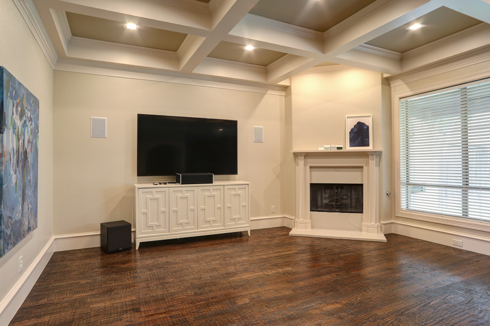 Design ideas for a small classic living room in Dallas.