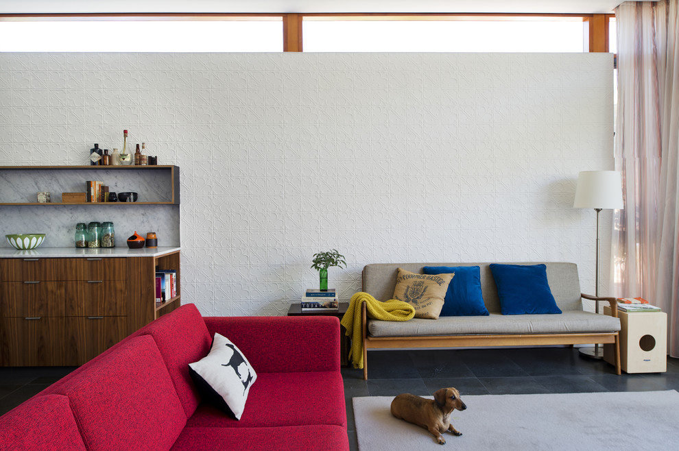 パースにあるミッドセンチュリースタイルのおしゃれなLDK (白い壁、赤いソファ) の写真
