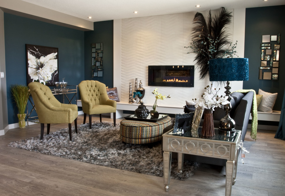 Свежая идея для дизайна: гостиная комната в классическом стиле с синими стенами, паркетным полом среднего тона и горизонтальным камином - отличное фото интерьера