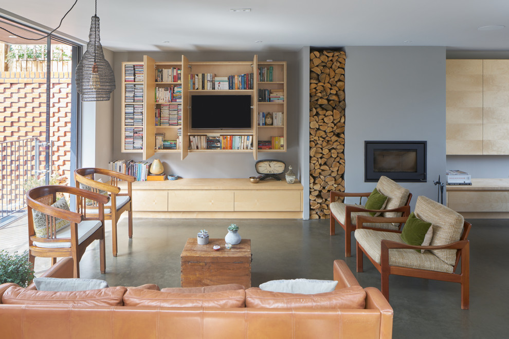 Offenes, Großes Modernes Wohnzimmer mit grauer Wandfarbe, Kamin, Multimediawand und Betonboden in London