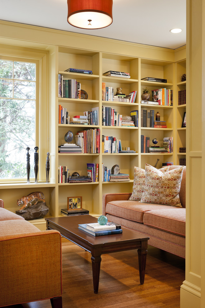 Идея дизайна: гостиная комната в стиле фьюжн с с книжными шкафами и полками