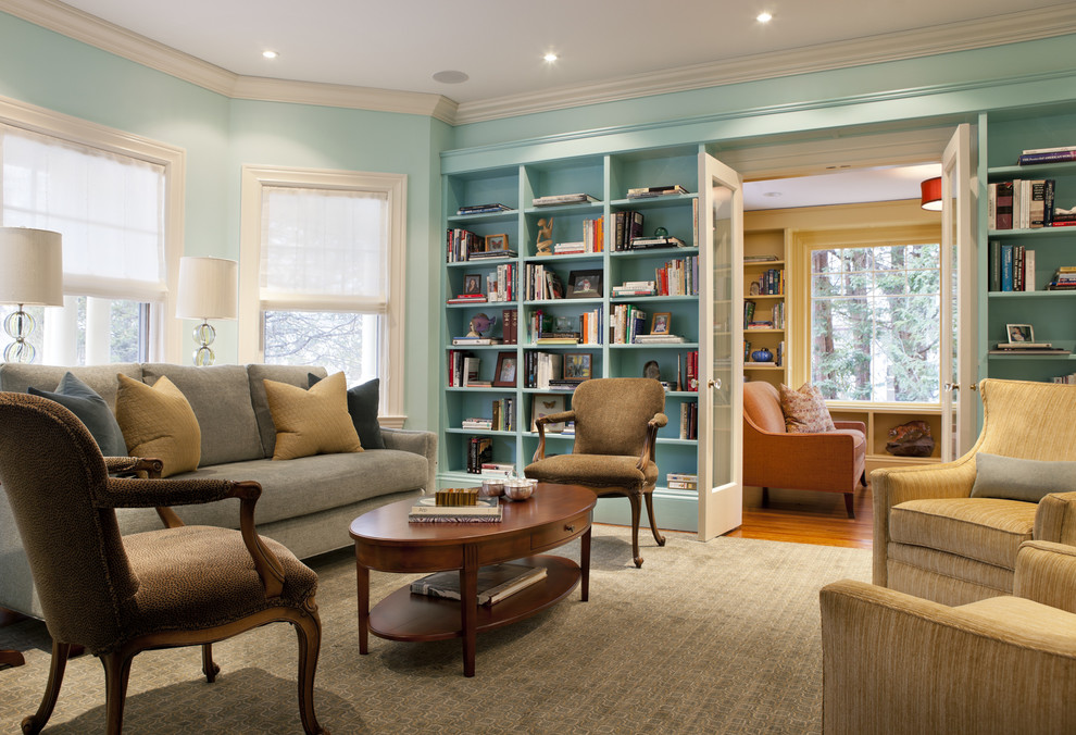 Свежая идея для дизайна: гостиная комната в стиле фьюжн с с книжными шкафами и полками - отличное фото интерьера