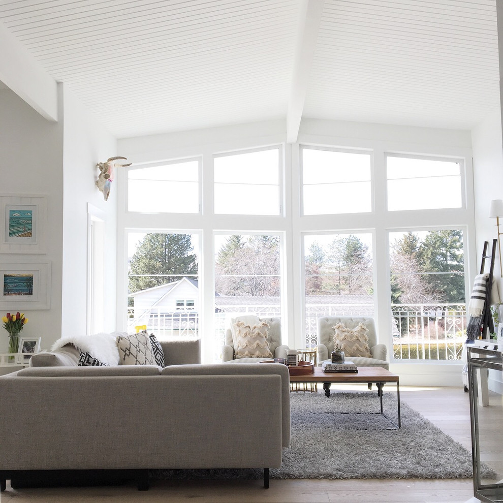 Großes, Offenes Klassisches Wohnzimmer mit weißer Wandfarbe, hellem Holzboden, Eckkamin und gefliester Kaminumrandung in Vancouver