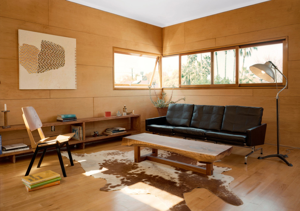 Стильный дизайн: маленькая гостиная комната в скандинавском стиле с коричневыми стенами и зоной отдыха для на участке и в саду - последний тренд