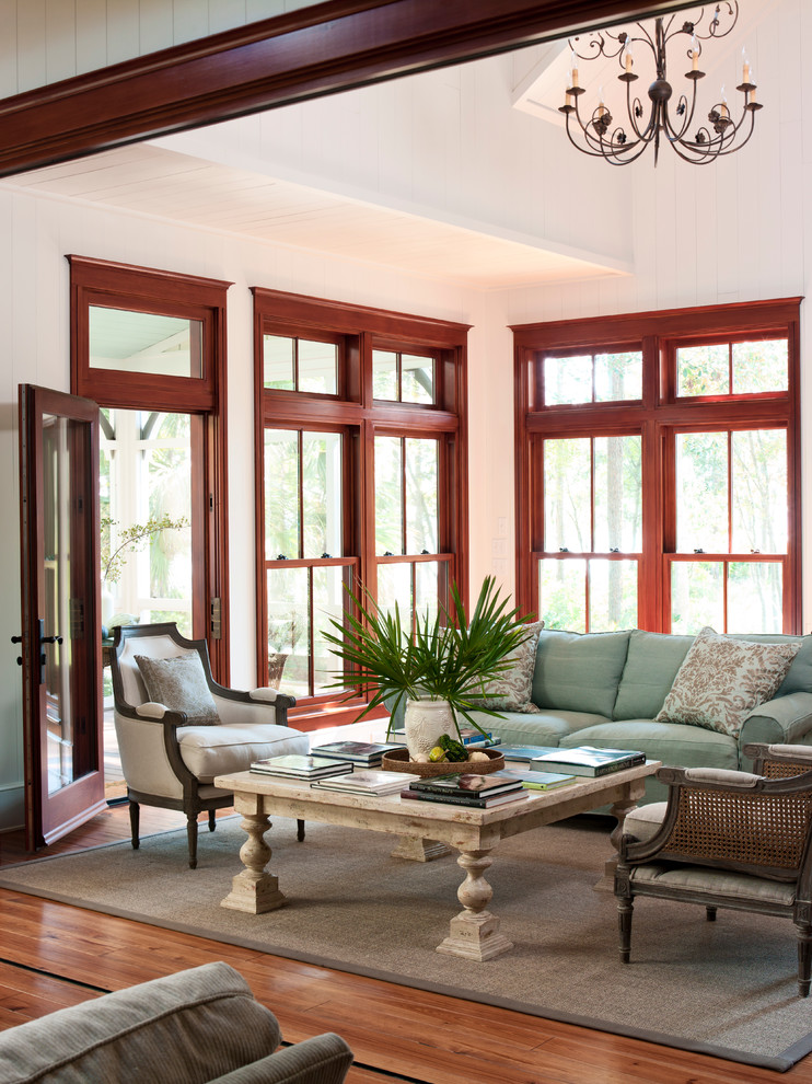 Esempio di un soggiorno chic di medie dimensioni e aperto con pareti bianche e pavimento in legno massello medio
