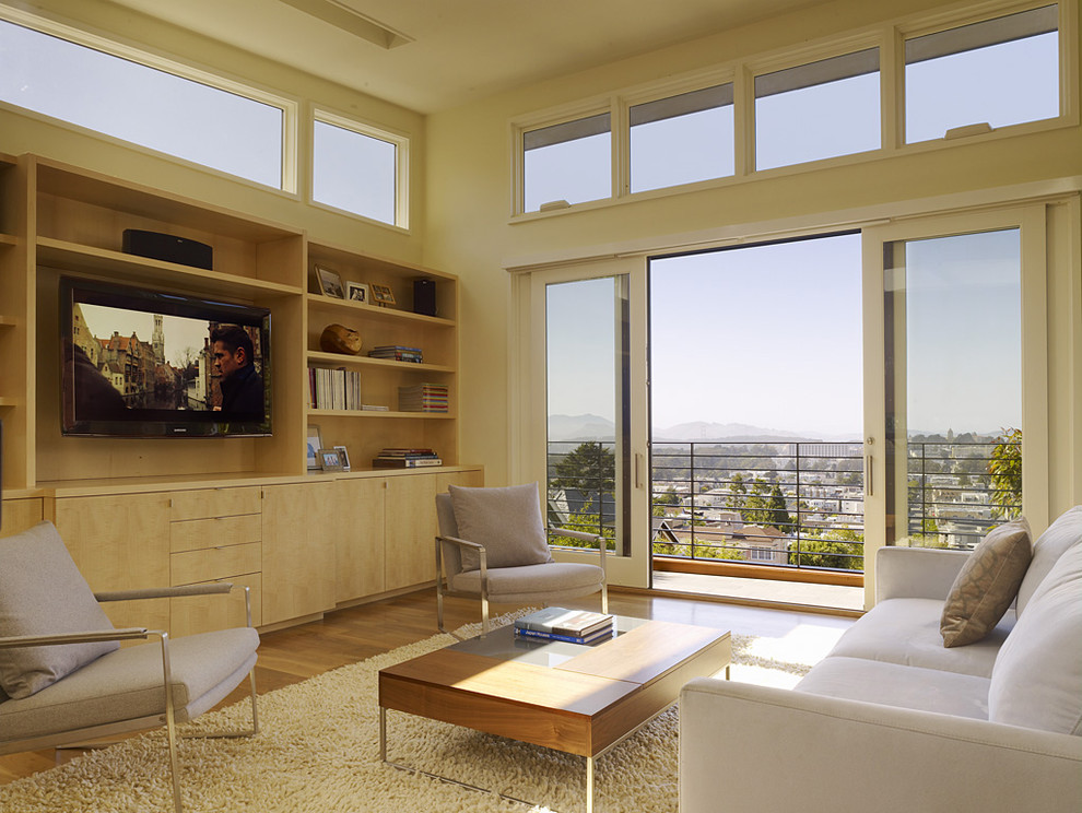 Immagine di un soggiorno minimalista con pareti beige e parete attrezzata