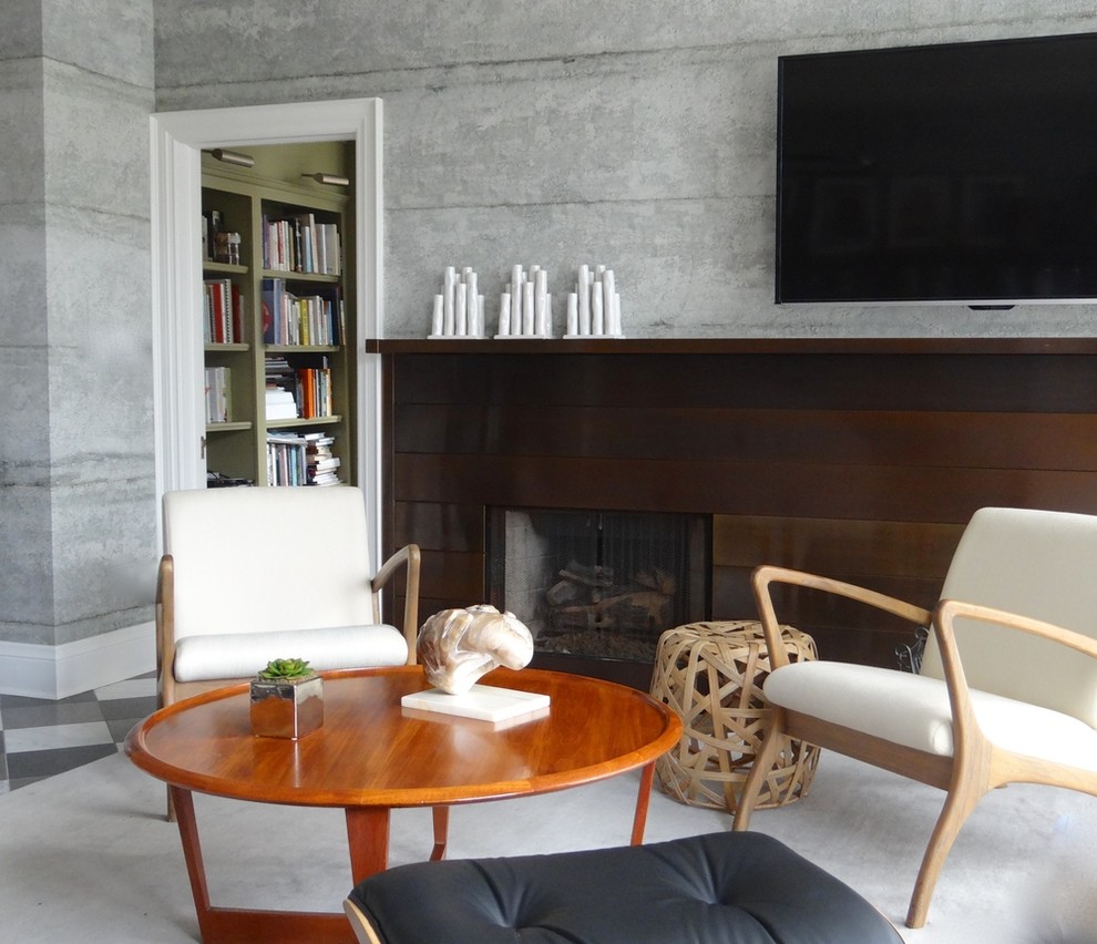 Свежая идея для дизайна: парадная, изолированная гостиная комната в стиле неоклассика (современная классика) с серыми стенами, мраморным полом, стандартным камином, фасадом камина из металла и телевизором на стене - отличное фото интерьера