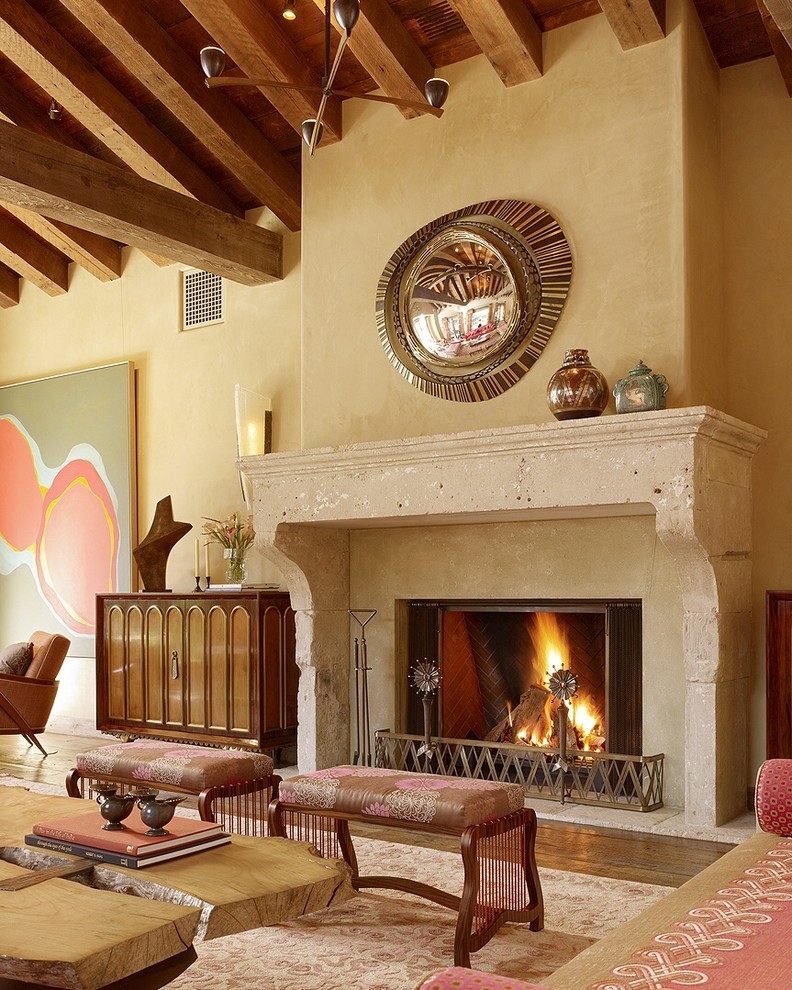 Modelo de salón para visitas mediterráneo con paredes beige y todas las chimeneas