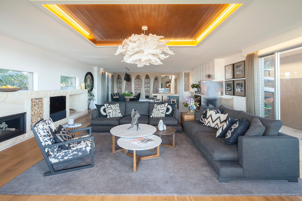 Großes Maritimes Wohnzimmer mit braunem Holzboden, weißer Wandfarbe, Gaskamin und Multimediawand in Sydney