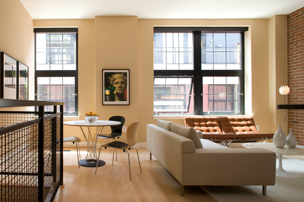 Immagine di un soggiorno minimal stile loft con parquet chiaro