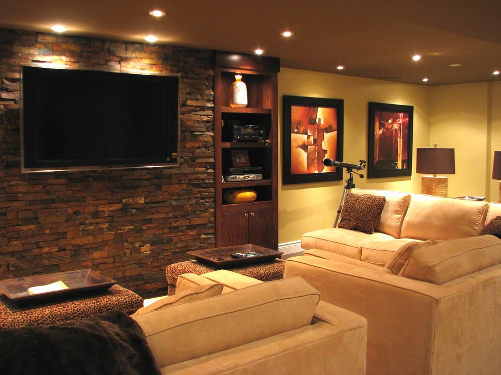 Inspiration för stora eklektiska separata vardagsrum, med beige väggar, heltäckningsmatta och en väggmonterad TV