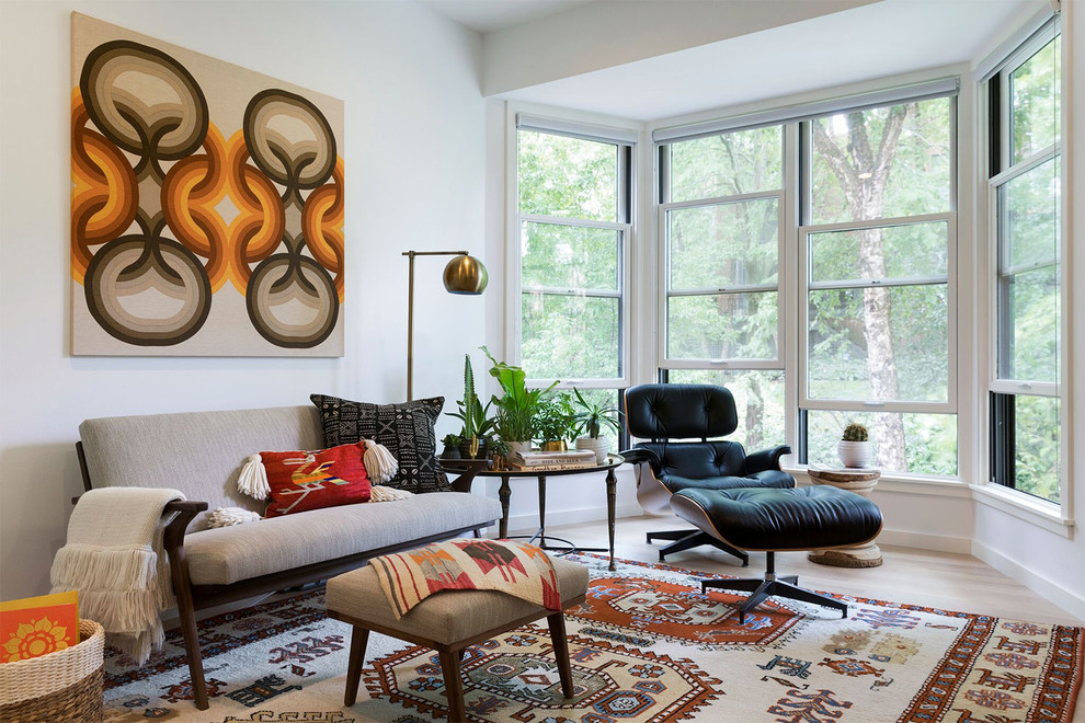 Modernes Wohnzimmer mit weißer Wandfarbe, hellem Holzboden und beigem Boden in Minneapolis