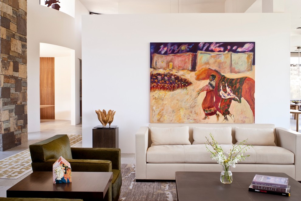 Foto di un ampio soggiorno moderno aperto con sala formale, pareti bianche, TV nascosta e pavimento grigio