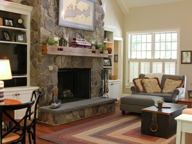 This is an example of a farmhouse living room in Milwaukee.