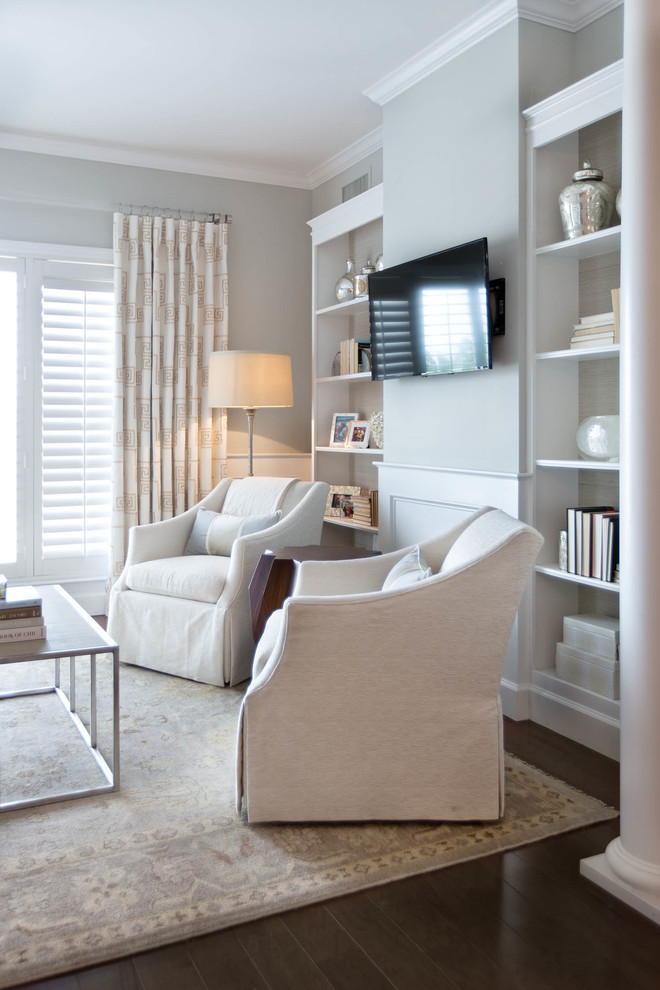 На фото: изолированная гостиная комната среднего размера в стиле неоклассика (современная классика) с паркетным полом среднего тона, телевизором на стене и серыми стенами без камина с
