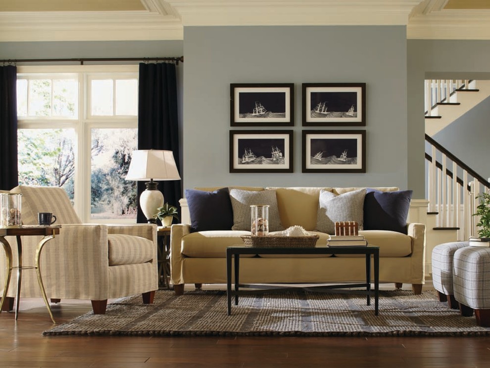 На фото: открытая гостиная комната среднего размера в стиле неоклассика (современная классика) с синими стенами и паркетным полом среднего тона без камина, телевизора