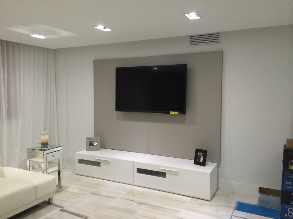 Idéer för mellanstora funkis allrum med öppen planlösning, med grå väggar, marmorgolv, en väggmonterad TV och grått golv