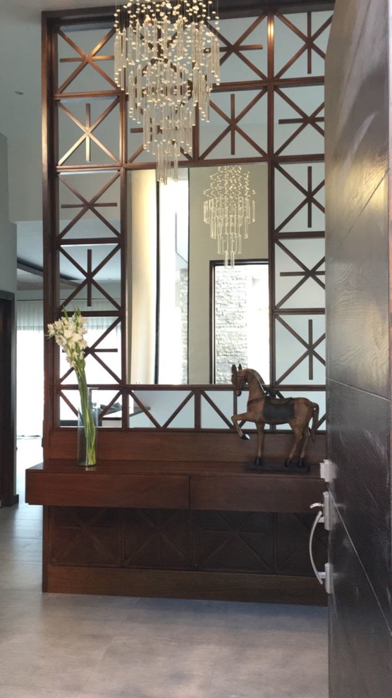 Imagen de salón para visitas abierto asiático pequeño con paredes grises, suelo de baldosas de porcelana y suelo gris