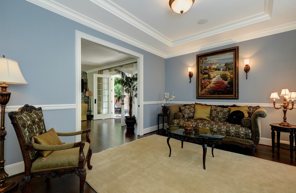 Imagen de salón para visitas cerrado clásico de tamaño medio sin chimenea y televisor con paredes azules y suelo de madera oscura