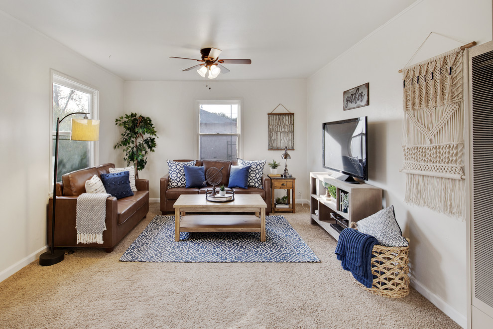Foto di un soggiorno country chiuso con pareti beige, moquette, TV autoportante e pavimento beige