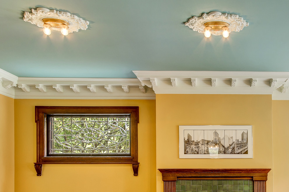 Bild på ett mycket stort vintage separat vardagsrum, med ett finrum, gula väggar, en standard öppen spis och en spiselkrans i trä
