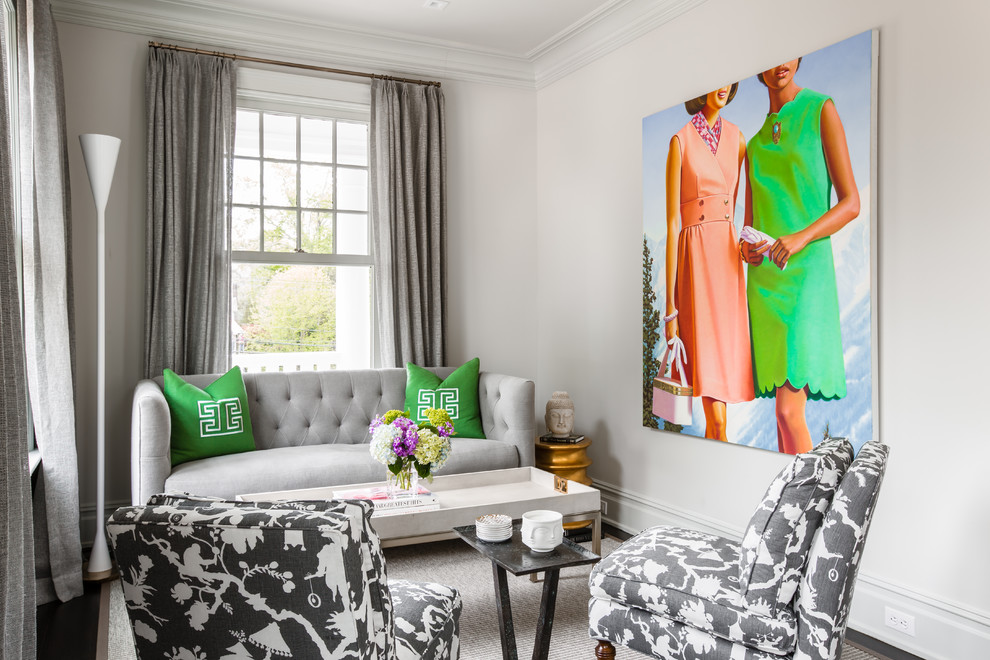 Repräsentatives Klassisches Wohnzimmer mit grauer Wandfarbe in New York