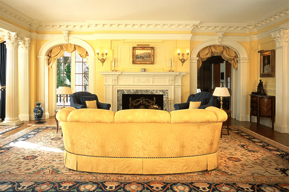 Großes, Repräsentatives, Fernseherloses, Abgetrenntes Klassisches Wohnzimmer mit braunem Holzboden, gelber Wandfarbe, Kamin und Kaminumrandung aus Stein in Boston