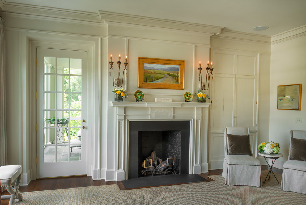 Inspiration för mellanstora klassiska separata vardagsrum, med ett finrum, vita väggar, mörkt trägolv, en standard öppen spis och brunt golv