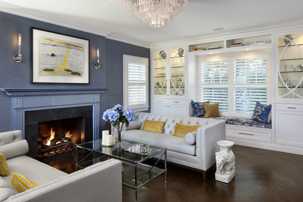サンフランシスコにある高級な広いトランジショナルスタイルのおしゃれなリビング (青い壁、標準型暖炉、木材の暖炉まわり、テレビなし、茶色い床、濃色無垢フローリング、壁紙) の写真