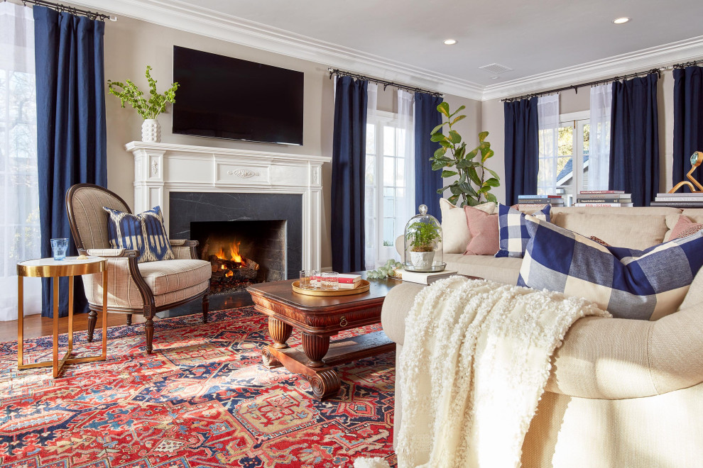 Пример оригинального дизайна: гостиная комната среднего размера в классическом стиле с бежевыми стенами, паркетным полом среднего тона, стандартным камином, фасадом камина из камня, телевизором на стене, коричневым полом и синими шторами