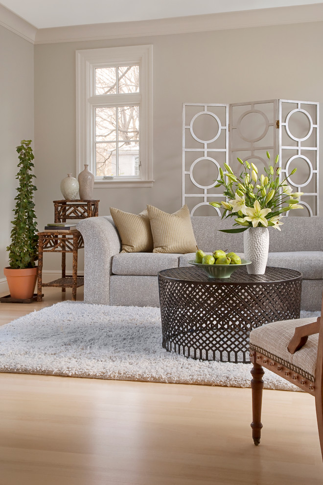 Immagine di un soggiorno classico di medie dimensioni con pareti beige e parquet chiaro